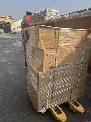沙特阿拉伯客户今天购买2台太阳能空调样品，我们有真空管式的，平板式的，有需要联系我们呦。